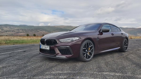 "Повече машина за изкривяване на реалността, отколкото автомобил", писа C&D, когато през 2019 се появи най-бързото серийно BMW в цялата вековна история на компанията. 
Вариантите M8 Competition Coupe и Convertible ползват познатия ни от М5 осемцилиндров двигател с 4.4 литра обем и кодово означение S63. И тук той развива 600 коня в стандартната кола и 625 във версията Competition. 
